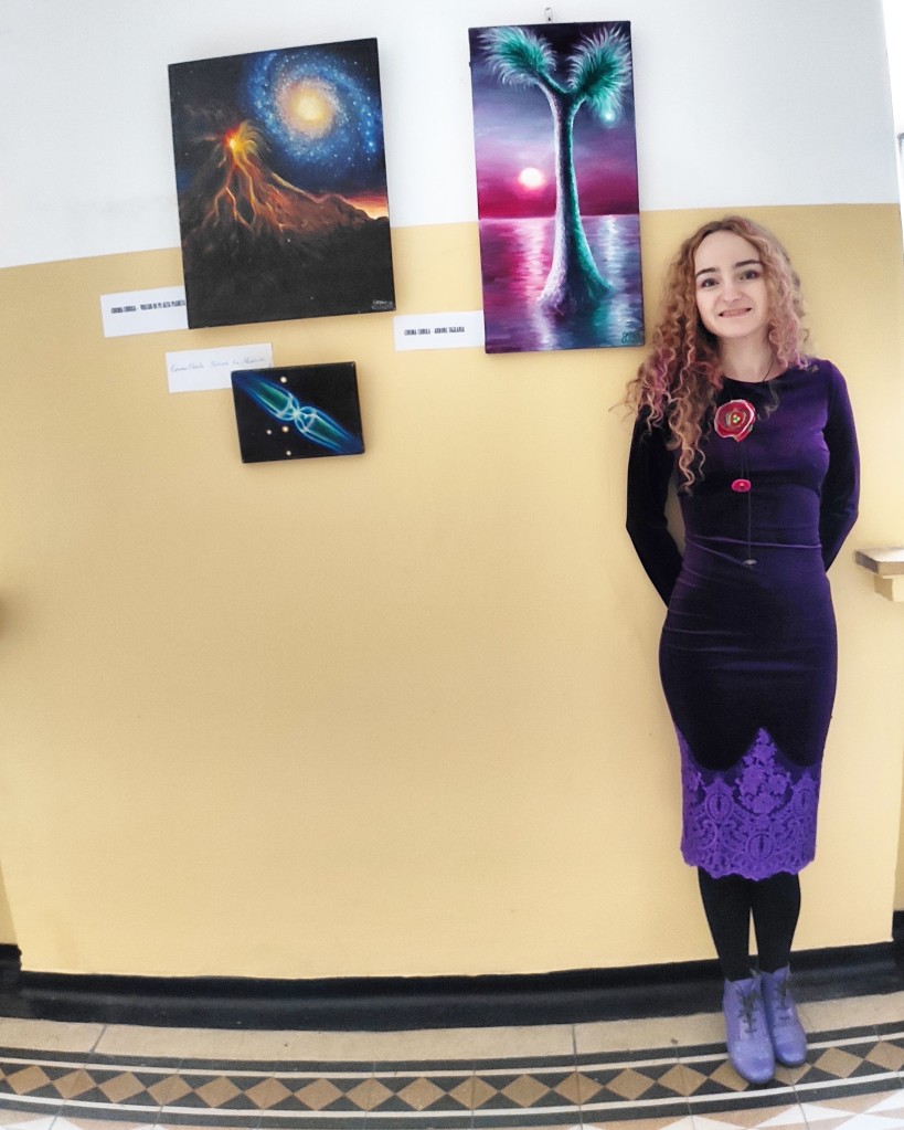 Artista Corina Chirila la cu arborele sigilaria din carbonifer expozitia GeoArt zilele geologiei la facultatea de drept